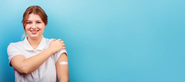 Mavi arka planda bandajı olan genç bir kadın.