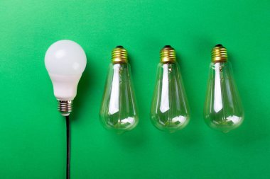 Yeşil arka planda öncü lamba ya da üç parlak ışık. Düz yatıyordu. Ekolojiyi kavra, dünyayı kurtar, fikri, enerjiyi, ekonomiyi, tasarrufu. Dünya günü. Akıllı alışveriş, satış, ama...