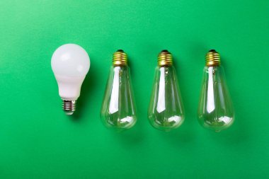 Yeşil arka planda öncü lamba ya da üç parlak ışık. Düz yatıyordu. Ekolojiyi kavra, dünyayı kurtar, fikri, enerjiyi, ekonomiyi, tasarrufu. Dünya günü. Akıllı alışveriş, satış, ama...