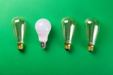 Yeşil arka planda öncü lamba ya da üç parlak ışık. Düz yatıyordu. Ekolojiyi kavra, dünyayı kurtar, fikri, enerjiyi, ekonomiyi, tasarrufu. Dünya günü. Akıllı alışveriş, satış, ama...