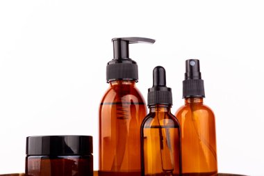 Kehribar cam kozmetik şişeleri, serum, ahşap tahtada ev yapımı sabun beyaz arka planda izole edilmiş doğal organik kozmetik ürünler, SPA güzellik ürünleri sahte ambalaj.