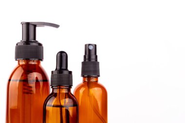 Kehribar cam kozmetik şişeleri, serum, ahşap tahtada ev yapımı sabun beyaz arka planda izole edilmiş doğal organik kozmetik ürünler, SPA güzellik ürünleri sahte ambalaj.
