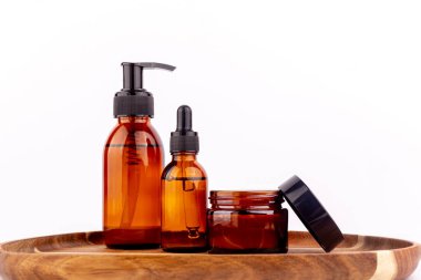 Beyaz arka planda doğal yüz kozmetik ürünleri, üst görünüm. Deri bakımı şişesini, temizleyiciyi, nemlendiriciyi ayarla.