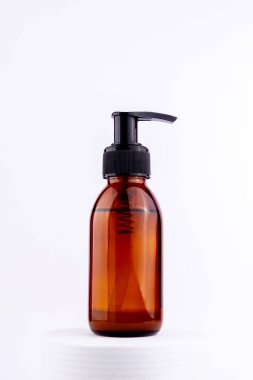 Model için tek kahverengi pompa şişesi. Sürdürülebilirlik ve çevre dostu yaşam tarzı ürün kavramı