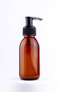 Model için tek kahverengi pompa şişesi. Sürdürülebilirlik ve çevre dostu yaşam tarzı ürün kavramı