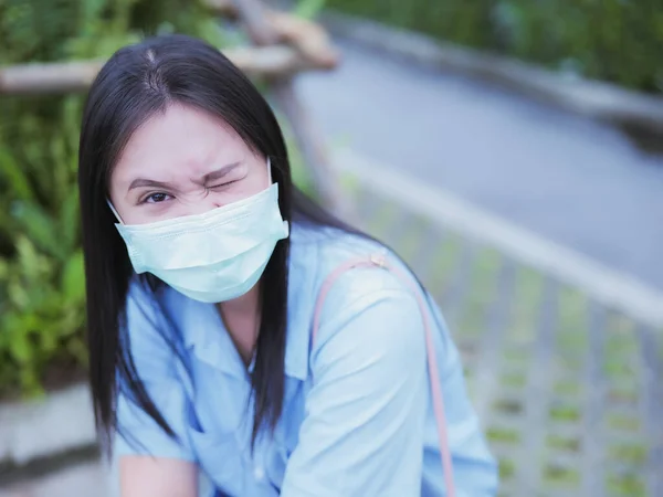 Tomando Retrato Una Mujer Asiática Con Una Máscara Pelo Negro — Foto de Stock