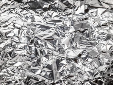 Folyonun yüzeyi kırışmış. Işığı ve gölgeyi yansıtan gölgeler vardır. ve gümüş gördüm.