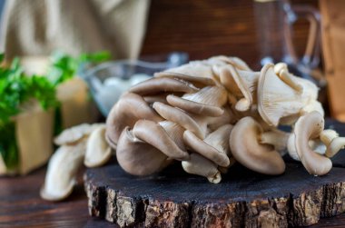 Taze pleurotus mantarı. Masadaki tahta tahtada taze istiridye mantarları.