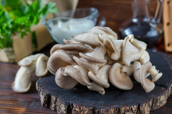 新鲜的香菇 桌上的木板上放着新鲜的牡蛎蘑菇 — 图库照片