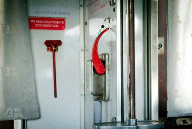 Eski bir tren vagonunda fren yapan bir horoz.
