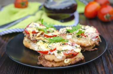 Kabak aperatifi. Domates soslu kabaklı gözleme ve rendelenmiş sert peynir..