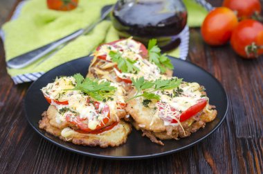 Kabak aperatifi. Domates soslu kabaklı gözleme ve rendelenmiş sert peynir..