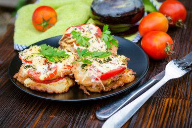 Kabak aperatifi. Domates soslu kabaklı gözleme ve rendelenmiş sert peynir..