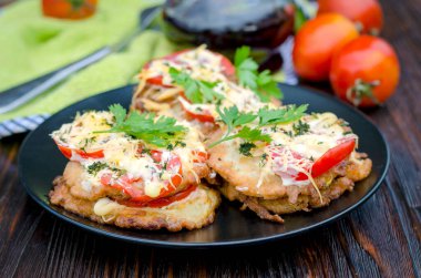 Kabak aperatifi. Domates soslu kabaklı gözleme ve rendelenmiş sert peynir..