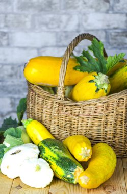 Taze kabak ve ezme sepeti masanın üzerinde.