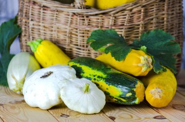 Taze kabak ve ezme sepeti masanın üzerinde.