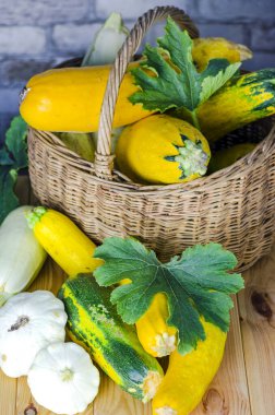 Taze kabak ve ezme sepeti masanın üzerinde.