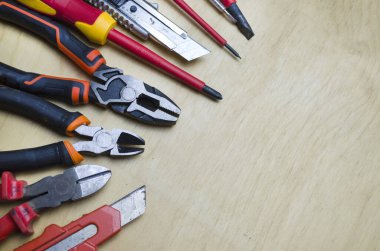 İş için farklı aletler: tornavida, pense, meme ucu. Elektrik ve elektromekanik araçları