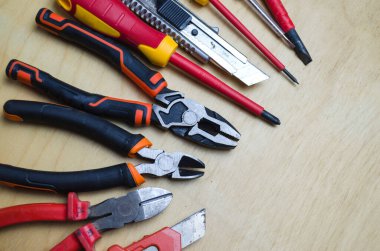 İş için farklı aletler: tornavida, pense, meme ucu. Elektrik ve elektromekanik araçları