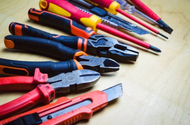 İş için farklı aletler: tornavida, pense, meme ucu. Elektrik ve elektromekanik araçları