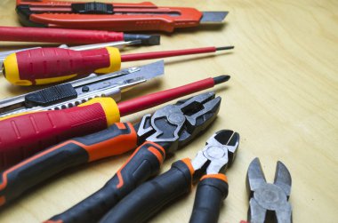 İş için farklı aletler: tornavida, pense, meme ucu. Elektrik ve elektromekanik araçları