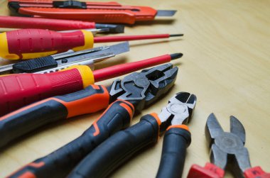 İş için farklı aletler: tornavida, pense, meme ucu. Elektrik ve elektromekanik araçları