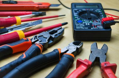 İş için farklı aletler: tornavida, pense, meme ucu. Elektrik ve elektromekanik araçları