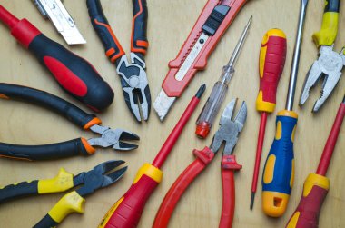 İş için farklı aletler: tornavida, pense, meme ucu. Elektrik ve elektromekanik araçları