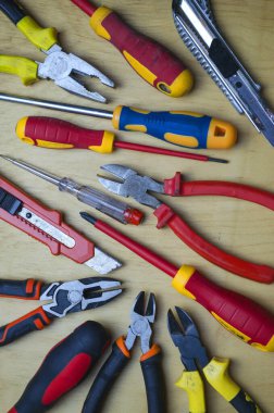 İş için farklı aletler: tornavida, pense, meme ucu. Elektrik ve elektromekanik araçları