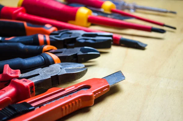 İş için farklı aletler: tornavida, pense, meme ucu. Elektrik ve elektromekanik araçları