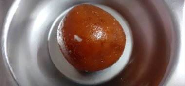 Gulab Jamun Hindistan 'da çok popüler bir tatlı üründür. Hindistan 'da her durumda kullanılıyor..