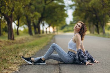 Yoldaki güzel bir kızın portresi.