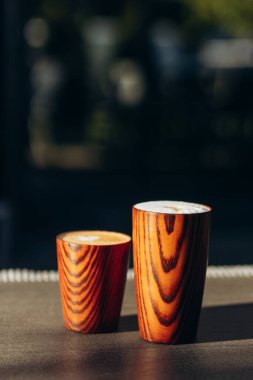 Masanın üzerinde bir fincan kahve var.