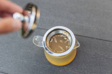 Şeffaf çaydanlıkta limonlu zencefil çayı