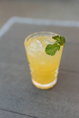Arka plan üzerinde taze limon limonata