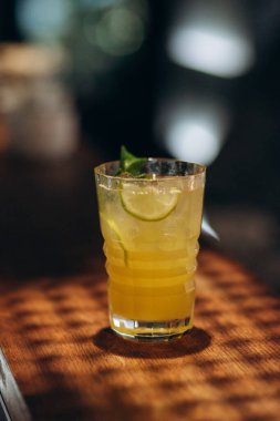 Arka plan üzerinde taze limon limonata