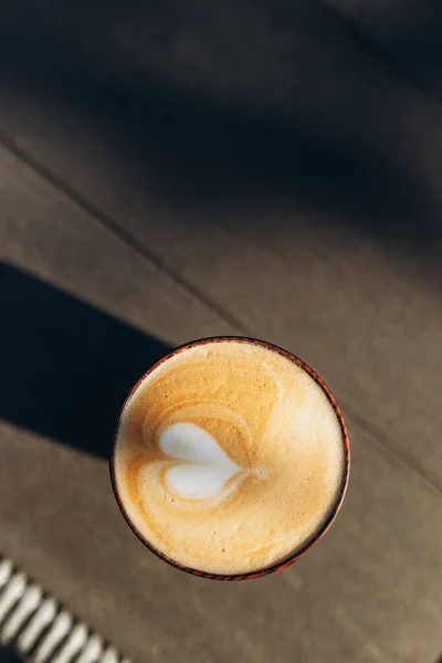 Cerrar Taza Café Capuchino Caliente Con Arte Latte Forma Corazón — Foto de Stock