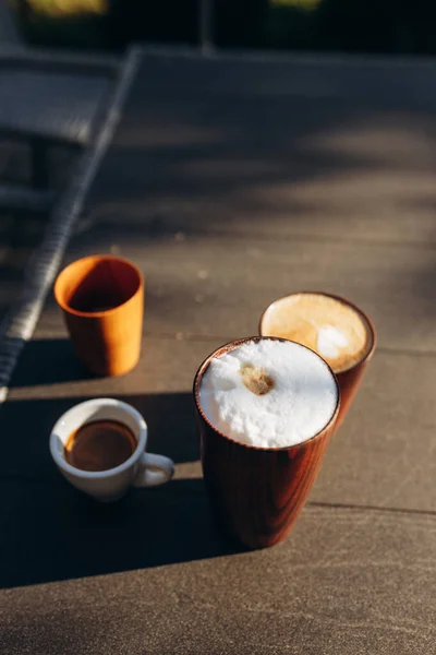 Чашки Кофе Столе Капучино Эспрессо Американо — стоковое фото