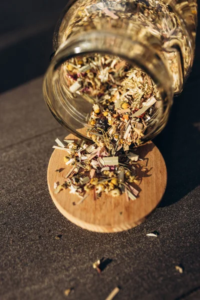 Teh Herbal Ramuan Kering Kering Berbagai Herbal Samping Botol Kaca — Stok Foto