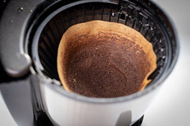 Kullanılmış filtreyi kahve makinesinden atılıyor. Makinede filtre kahve kullanıldı. Kahve telvesini filtrele. Seçici Odaklanma.