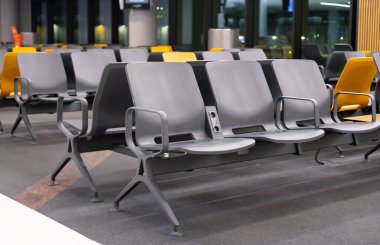 Boş bekleme odası. Boş banklar. Boş Salon. Havaalanındaki boş bekleme alanı.