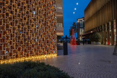 İstanbul, TURKEY- 13 Aralık 2022: Bir duvar Noel süslemeleriyle kaplıdır. Galataport 'taki mağazalar Noel süslemeleri veya ışıklarla kaplı. seçici Odaklanma.