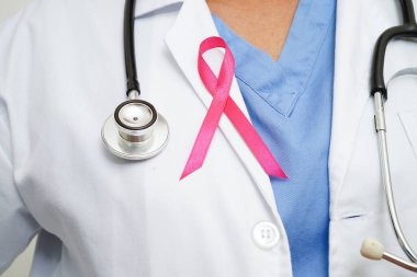 Klinikteki yaşlı kadın hastalarla ilgilenen, yardım eden ve onları cesaretlendiren doktor..