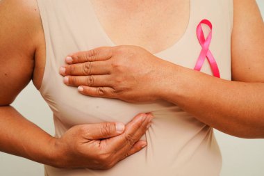 Pembe kurdeleli Asyalı kadın, Ekim 'de Dünya Göğüs Kanseri Günü..