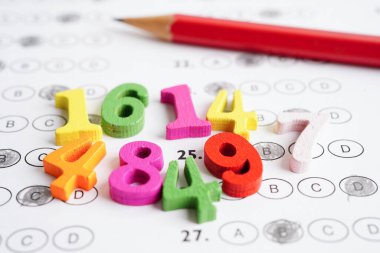 Matematik ve eğitim matematik kavramını öğrenmek için matematik numarası ve cevap kağıdındaki kalem test seçimi.