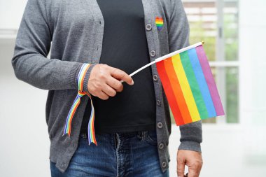 Gökkuşağı bayraklı Asyalı kadın, LGBT sembol hakları ve cinsiyet eşitliği, Haziran ayında LGBT Onur Ayı.