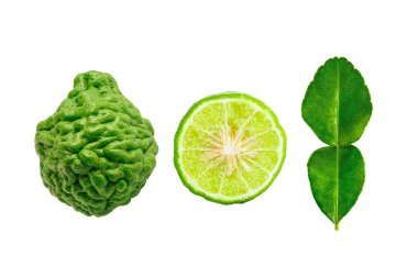 Bergamot taze meyve dilimlenmiş ve yapraklı beyaz arka planda kırpma yolu, saç için aşçı ve ilaç otu ile izole.