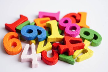 Matematik ve eğitim matematiği öğrenmek için tahta blok küpleri.