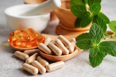 Alternatif ilaç bitkisel organik kapsül E omega 3 vitamini balık yağı, mineral, bitki yapraklı ilaç sağlıklı yaşam için doğal destek.