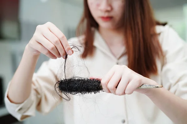 Asian Woman Have Problem Long Hair Loss Attach Comb Brush — Stock fotografie